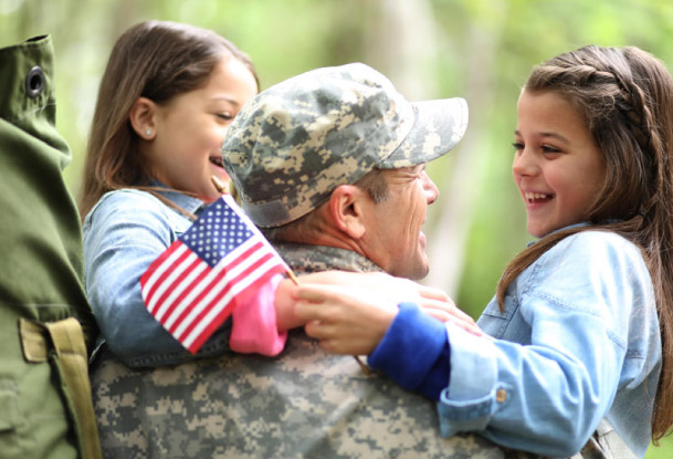 USA Soldier holding his children